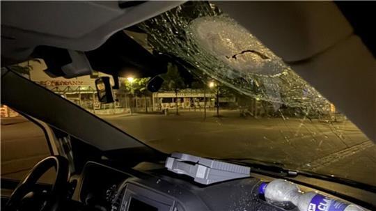 Durch einen Steinwurf wurde in Kiel eine Polizistin verletzt. (Handout)