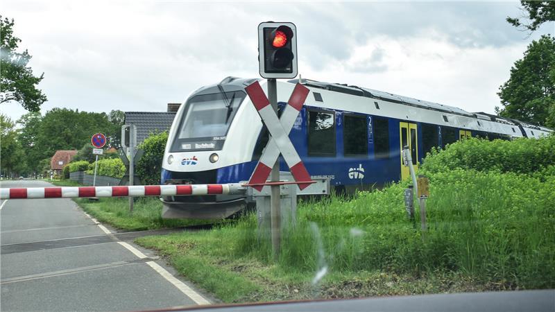 Durch einige Orte der Samtgemeinde Fredenbeck wie Mulsum, Fredenbeck oder Deinste fährt keine EVB-Bahn. Nur wie hier in Kutenholz hält die Linie RB 33.
