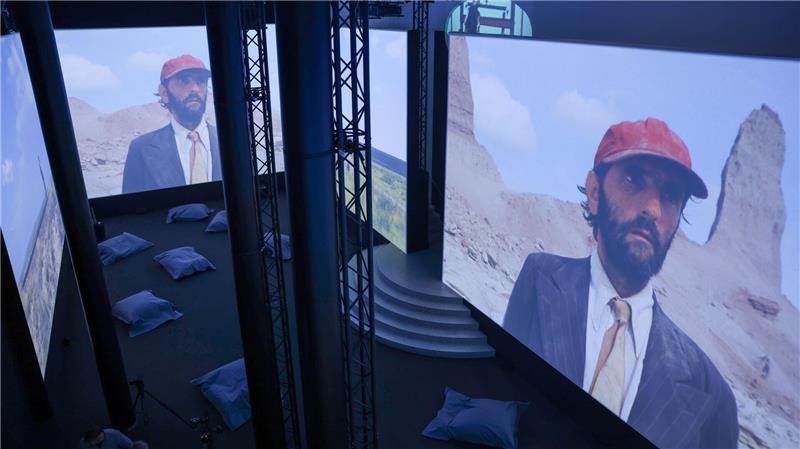 Durch etwa acht Meter hohe Wände mit Filmszenen können Besucher in die Welt des Regisseurs eintauchen.