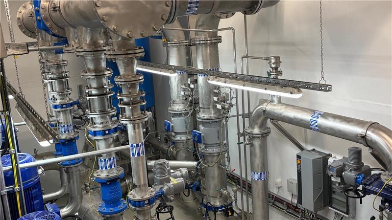 Durch stahlblitzende Leitungen fließt aufbereitetes Wasser in zwei Speicher mit jeweils 1000 Kubikmetern Fassungsvermögen. Das sind jeweils eine Million Liter Wasser.