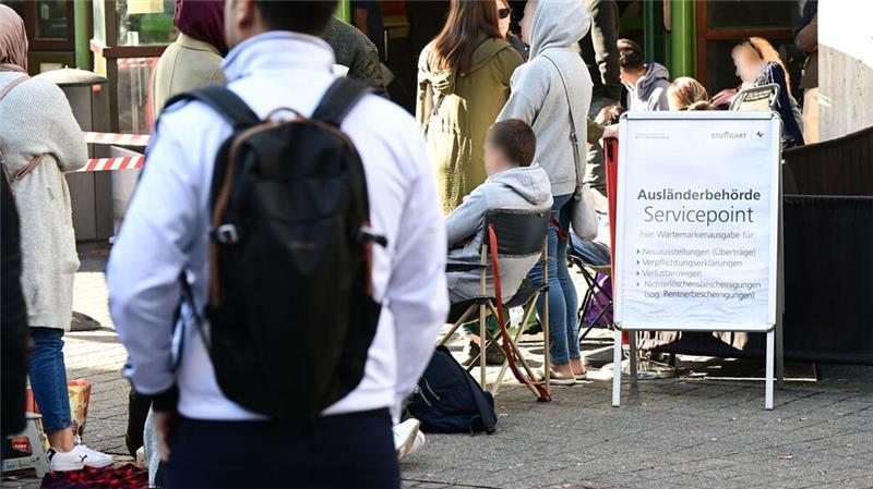 Trend zu mehr Einbürgerungen - Klagen über Rassismus Durch verkürzte Fristen für Einbürgerungen und die neue Regelung zum Doppelpass dürfte die Zahl derjenigen, die deutsche Staatsbürger werden, erst einmal weiter steigen. Ob die Reform nach der Bundestagswahl Bestand haben wird, ist noch offen. (Archivbild)