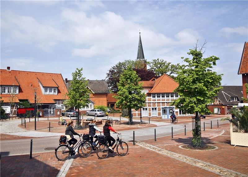 Beleidigungen, Kritik, Verstöße: Harsefelds Verkehrsversuch startet holprig Durch weniger Autos soll die Marktstraße ruhiger und für Radfahrer attraktiver werden. Foto: Niko Ruhl/Stadtmarketing