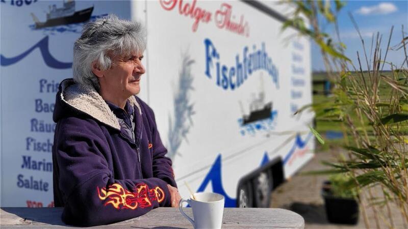 Imbiss mit Nordsee-Blick: Letzte Saison für Holger Thiedes Fischfeinkost Durchatmen vor dem Saisonstart: Ab 1. Mai öffnet Holger Thiede seinen Imbisswagen wieder von mittwochs bis sonntags am Grünstrand von Spieka-Neufeld. Foto: Leuschner