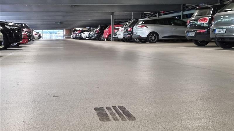 Durchdrehende Reifen haben an einigen Stellen in der Parkpalette Brandspuren hinterlassen.