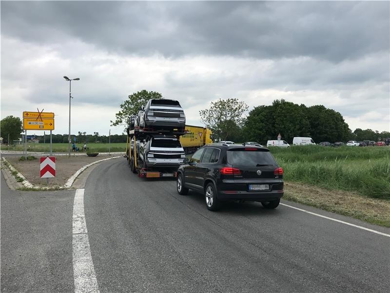 Baustelle: Müllabfuhr lässt Tonnen stehen Durchfahrt in Hamelwörden gesperrt. An- wohner der Straße Altenwisch müssen sich geduldig in den Stau vor der Fähre einordnen oder fahren gegen die StVO links vorbei. Foto: Helfferich