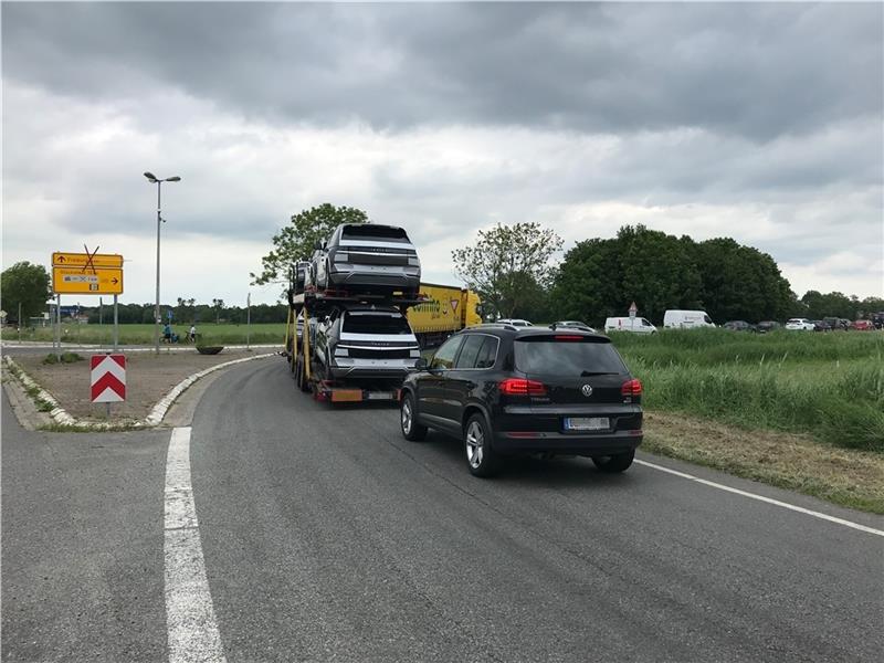 Durchfahrt in Hamelwörden gesperrt. An- wohner der Straße Altenwisch müssen sich geduldig in den Stau vor der Fähre einordnen oder fahren gegen die StVO links vorbei. Foto: Helfferich