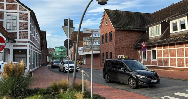 Durchgangsverkehr: Viele Autofahrer nutzen nicht die Umgehungsstraße (K26), sondern die Straße Am Fleet in Jork.
