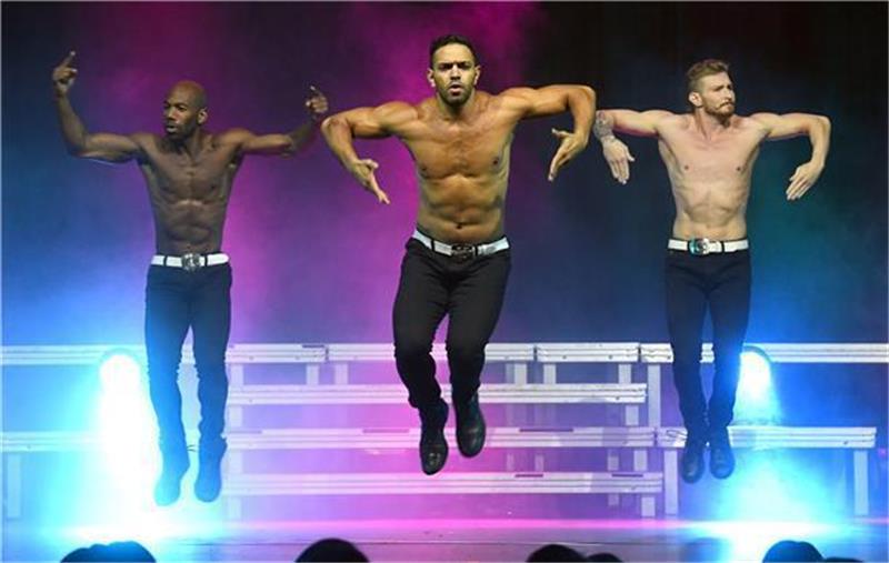 Ein Abend mit den Chippendales auf der Bühne Durchtrainierte Männerkörper konnte das zu 99 Prozent weibliche Publikum bei den Chippendales bewundern. Foto: Scheer