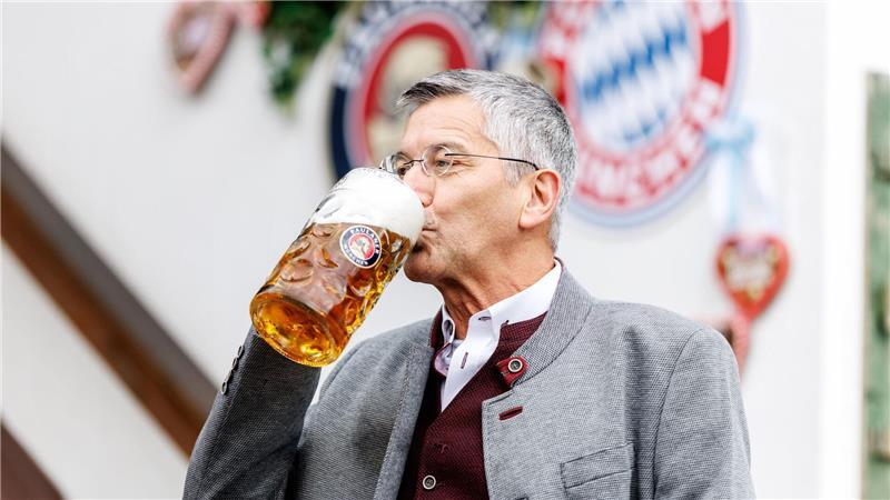 Durfte auch auf eine Super-Serie des FC Bayern anstoßen: Präsident Herbert Hainer.