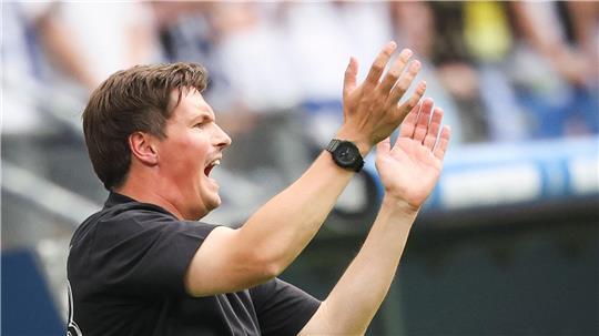 Durfte den ersten Bundesliga-Sieg bejubeln: HSV-Trainer Merlin Polzin (Archiv) 