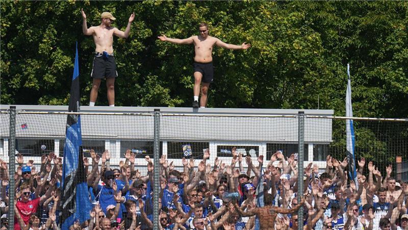 HSV nach der (fast) Pokal-Blamage ab: „Basics“ passen nicht Durften am Ende in der Pfalz doch noch jubeln: HSV-Fans in Primasens
