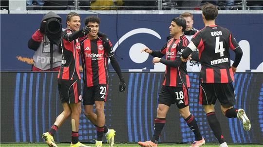 Durften endlich jubeln: Die Profis von Eintracht Frankfurt.