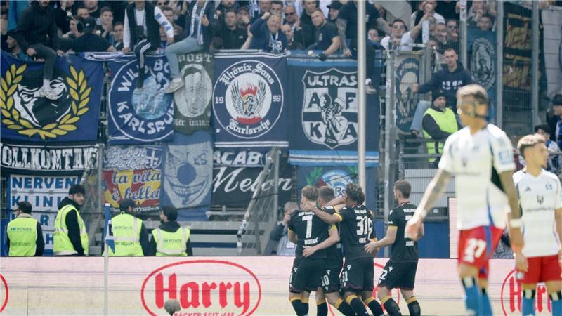 HSV stolpert erneut: 1:2 gegen den Karlsruher SC Durften vor der Pause zweimal jubeln: die KSC-Spieler (l)