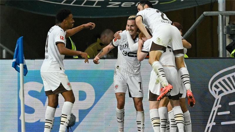St. Pauli fühlt sich nach Sieg bereit für die Bayern Durften zum zweiten Mal in dieser Saison einen Sieg bejubeln: Die Profis des FC St. Pauli.