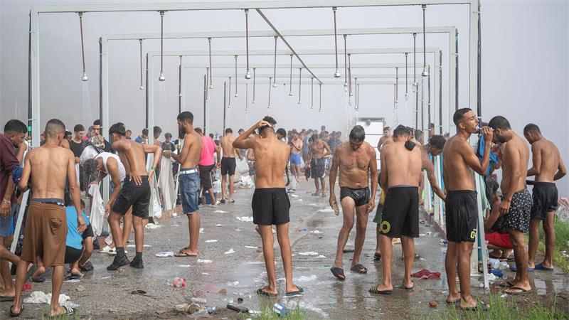 Duschen am Trampolin Beach - Migranten in Ceuta