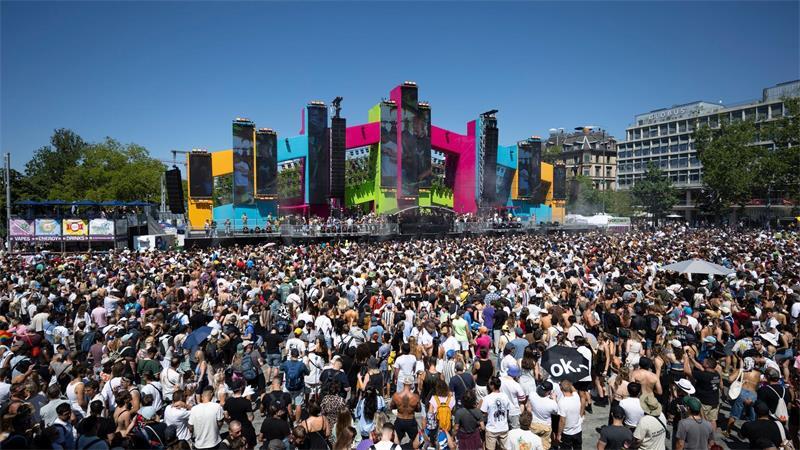Street Parade: Zürich wird zur riesigen Tanzfläche Dutzende Bühnen und Sound-Trucks sorgen für Partystimmung.