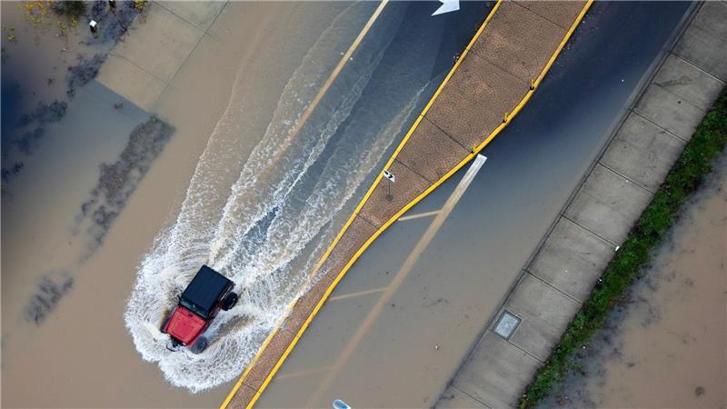 Dutzende Flüsse sind über die Ufer getreten, Straßen und Felder sind überschwemmt.