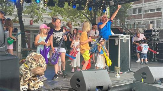 Dutzende Kinder gingen zu Dirk Ludewig auf die Bühne und schnappten sich eine (aufblasbare) Gitarre, mit der sie sich zur Musik vom Band bewegten.