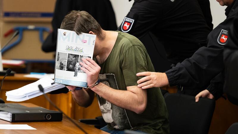 Keine Geständnisse im Rechtsrock-Prozess in Lüneburg Dutzende Lieder mit Aufrufen zu Gewalt gegen Ausländer und nationalsozialistischer Ideologie soll die Gruppe Männer produziert und verbreitet haben. (Archivbild)