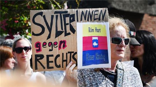 Dutzende Menschen versammeln sich zu einer Mahnwache auf Sylt. Sie wollen ein Zeichen gegen Rechtsextremismus setzen.