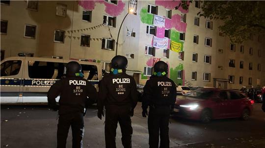 Dutzende Menschen wehren sich in Berlin-Mitte gegen die Räumung von teilweise besetzten Häusern.