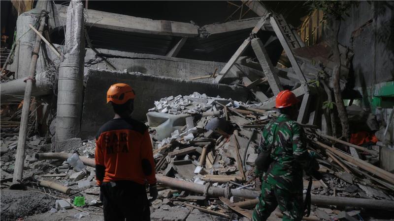 Tote und Vermisste nach Einsturz von Schule in Indonesien Dutzende Menschen werden noch unter den Trümmern vermisst.