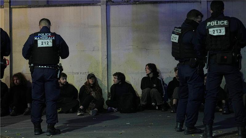 Dutzende Festnahmen bei Protestaktionen um Paris Dutzende Menschen wurden in Paris festgenommen.