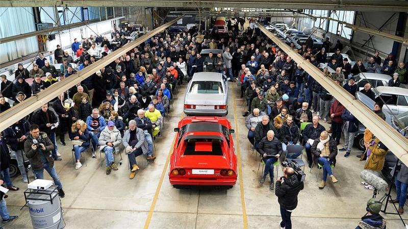 Klassische und exotische Autos versteigert Dutzende Oldtimer werden bei einer Auktion versteigert.