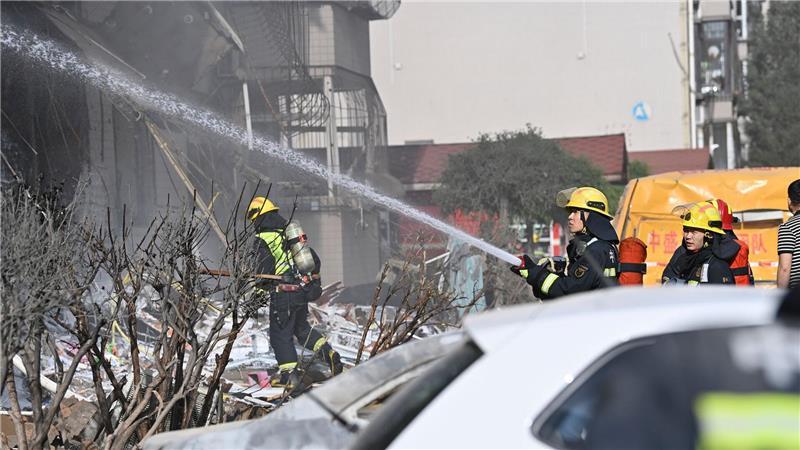 Dutzende Rettungskräfte eilten nach der Explosion zu dem Brand in Taiyuan. 