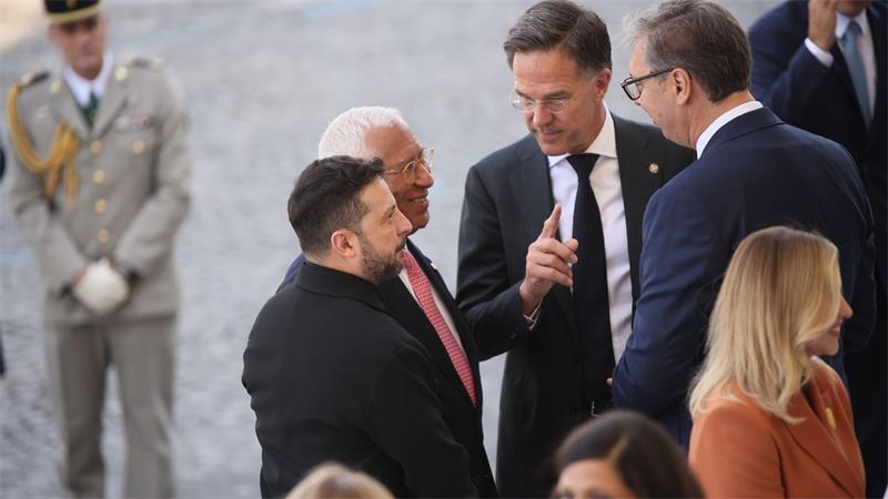 Dutzende Staats- und Regierungschefs saßen gemeinsam mit dem ukrainischen Präsidenten Wolodymyr Selenskyj auf der Ehrentribüne der Pariser Parade.