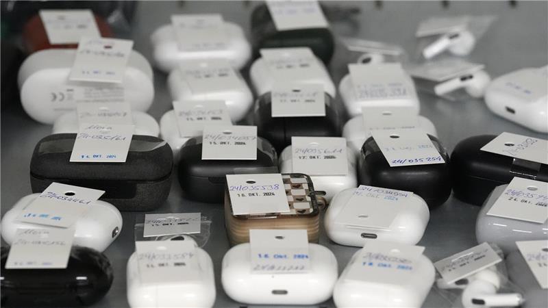 Dutzende abgegebene Bluetooth-Kopfhörer verschiedenster Hersteller liegen in einem Regal im Zentralen Fundbüro.