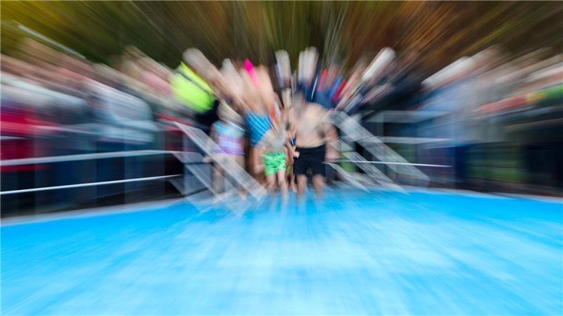 Dutzende gingen zum Anbaden bei nur zehn Grad kaltem Wasser ins neue Schwimmbecken. 