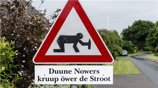 „Duune Nowers kruup öwer de Stroot“ - übersetzt „Betrunkene Nachbarn kriechen über die Straße“. (Archivbild)