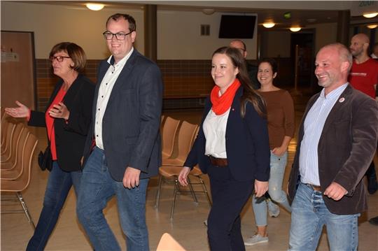 Dynamisch und erfolgreich: So präsentierten sich am späten Wahlabend die Vertreter der SPD (vorne von links): Petra Tiemann, Matthias Mittl mejer, Corinna Lange und Kai Koeser. Foto: Strüning
