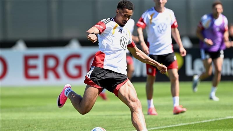 Heißer Auftakt: Karl und Nmecha greifen WM-Startplätze an Dynamisch und sehr präsent: Felix Nmecha beim Torschuss.