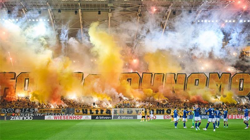 Wieder in Runde zwei: Pokal-Aus für Schalke in Dresden Dynamofans im K-Block zünden vor dem Anpfiff Pyrotechnik.