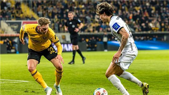 Dynamos Jonas Sterner (l) im Duell mit dem Elversberger Torschützen Nicholas Mickelson.