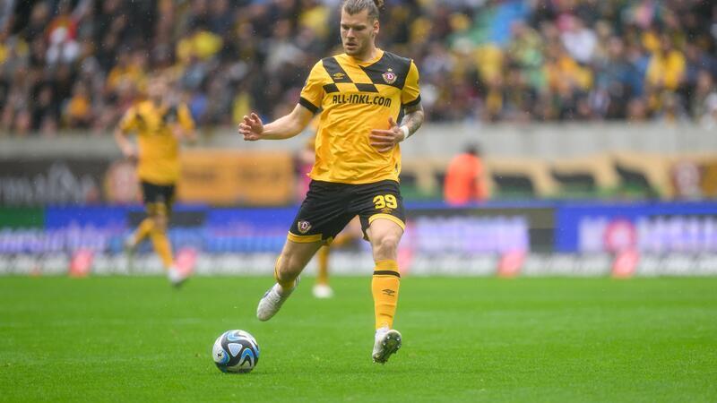 Dynamos Kevin Ehlers spielt den Ball.