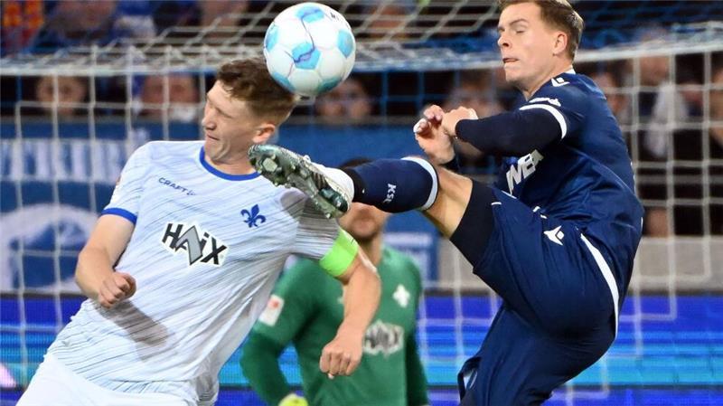 Wieder Tor-Spektakel: Karlsruhe nur 3:3 gegen Darmstadt Dzenis Burnic trifft Clemens Riedel im Zweikampf am Kopf.