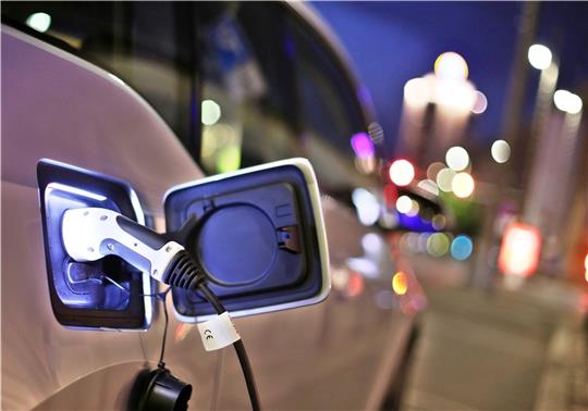 E-Autos sind gefragt – in Zeiten hoher Spritpreise mehr denn je. Foto: Jan Woitas/dpa