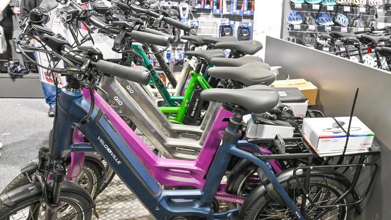 E-Bike-Kompakträder tauchen immer häufiger im Stadtbild auf.