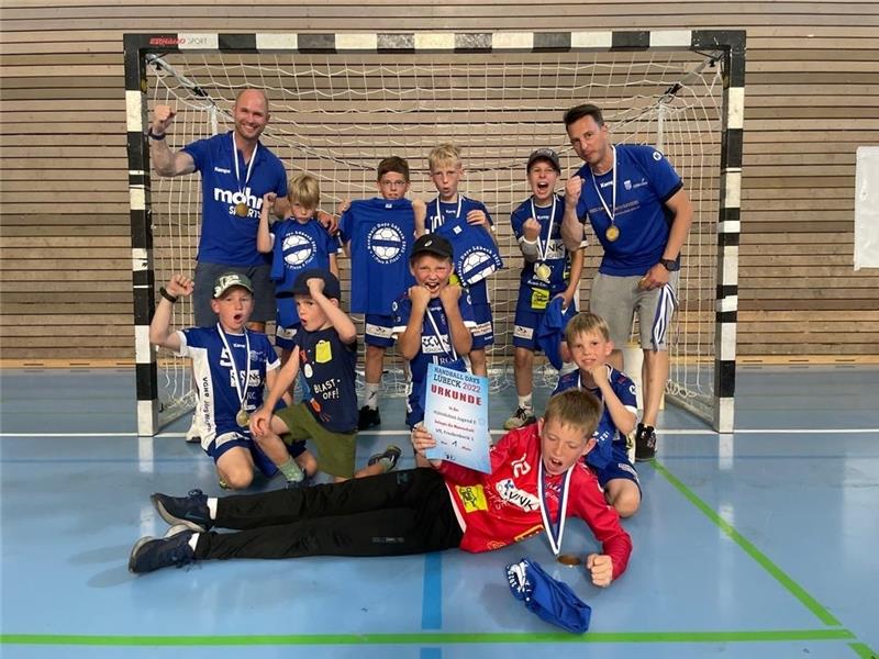 E-Jugend von links; Co-Trainer Christian Heikaus, Lüder Pauluschke, Hannes Trautmann, Max Kakoschke, Jano Prinzler, Trainer Bastian Schnackenberg. Vorne von links: Espen Dankert, Lasse Trautmann (Maskottchen), Erik Steffen, Wim Schnackenberg und Jan Erik Meincke.