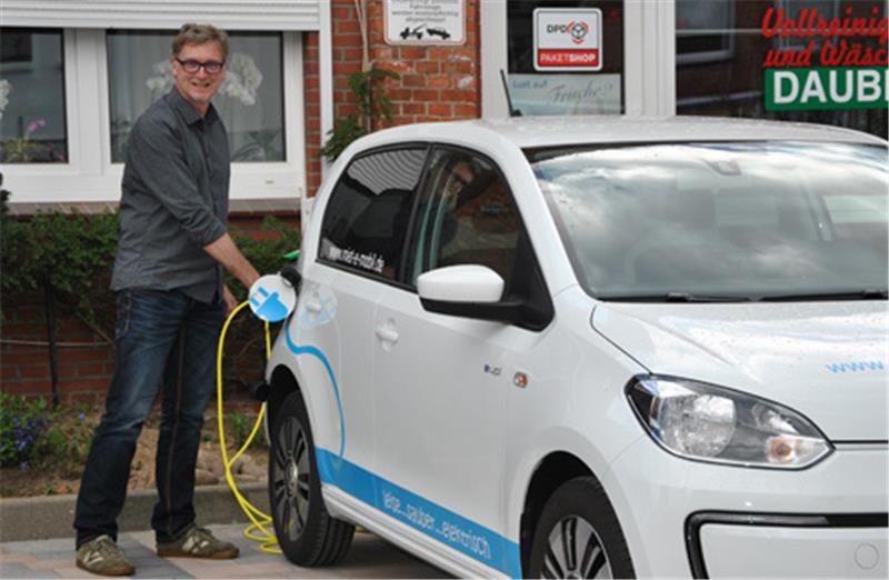E-Mobil-Sharing im Flecken: Frank Fasold „tankt“ sein Elektrofahrzeug an der Ladesäule auf dem dafür vorgesehenen Stellplatz.  Foto: Lohmann