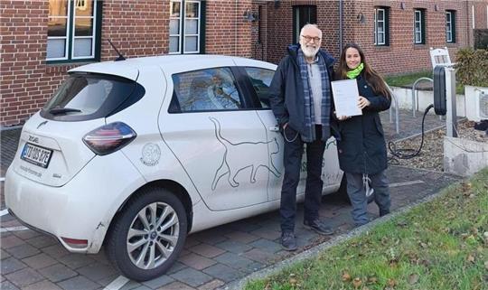 E-Mobilität: Vereinsvorsitzender Edgar Schmidt freut sich mit Bürgermeisterin Sonja Zinke über den Bundespreis für die Dorfstromer.