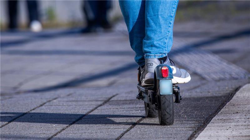 Streitpunkt Verkehrsregeln: Leser fragen - Polizei Stade antwortet E-Scooter-Fahrer sollen Fahrradwege benutzen (Symbolbild).