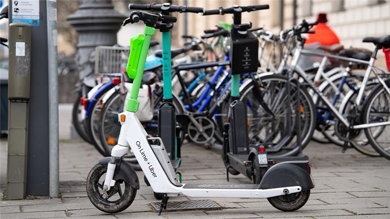 E-Scooter stehen in der Innenstadt auf einem Gehweg. Foto: Sven Hoppe/dpa