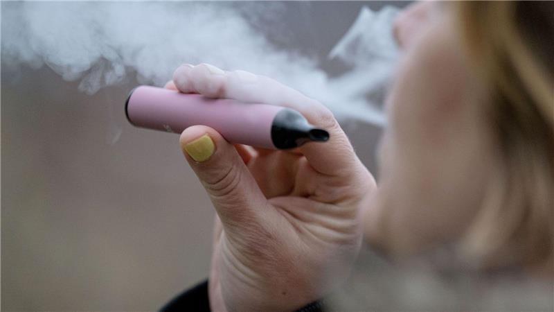 Niedersachsen weitet Rauchverbot auf Vapes und Cannabis aus E-Zigaretten gefährden für SPD und Grüne den „Paradigmenwechsel hin zum Nichtrauchen“. (Symbolbild)