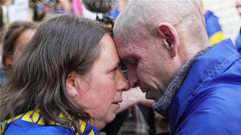 EIn Austausch von Gefangenen führt oft zu bewegenden Momenten - wie hier zwischen einem Ukrainer und seiner Frau in der Region Tschernihiw. 