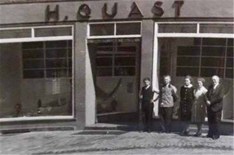 EIn Bild des Quast-Gebäudes aus dem Jahr 1920: Das Geschäft hatte das Schaufenster und den Eingang zur Marktstraße.