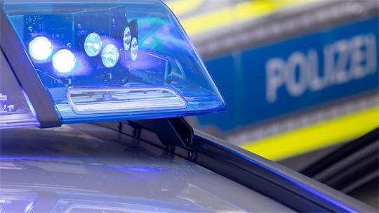 Ein Blaulicht und der Schriftzug Polizei.